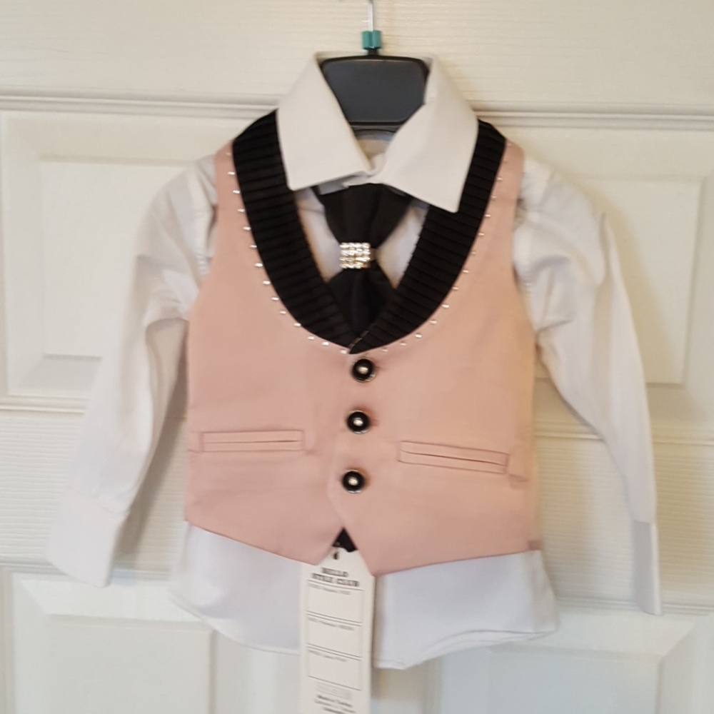 BABYS FOUR PIECE CLOTHING SET NWT SIZE VARIES